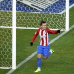 El delantero del Atlético de Madrid Griezmann celebra tras marcar el tercer gol ante el Celta