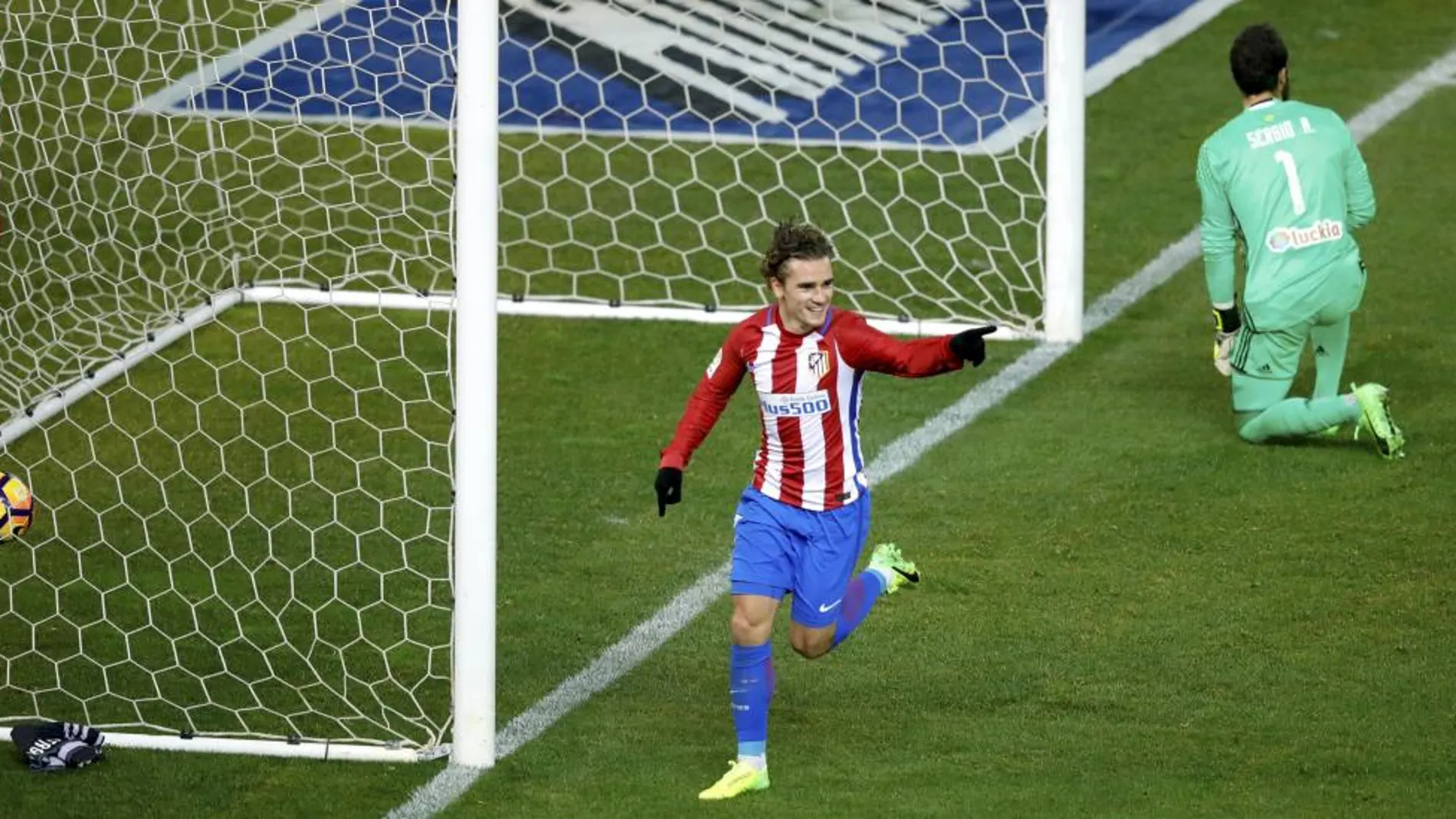 El delantero del Atlético de Madrid Griezmann celebra tras marcar el tercer gol ante el Celta