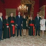 Los Príncipes de Asturias posan con el presidente del Gobierno, Mariano Rajoy (4d), su mujer, Elvira Fernández (3d) los cardenales Carlos Amigo (4i), Santos Abril (3i), Antonio Cañizares (5d) y los ministros de Justicia, Alberto Ruiz Gallardón (d); Exteriores, José Manuel García-Margallo (2i); e Interior, Jorge Fernández Díaz (i), durante la recepción celebrada en la sede de la embajada de España ante la Santa Sede