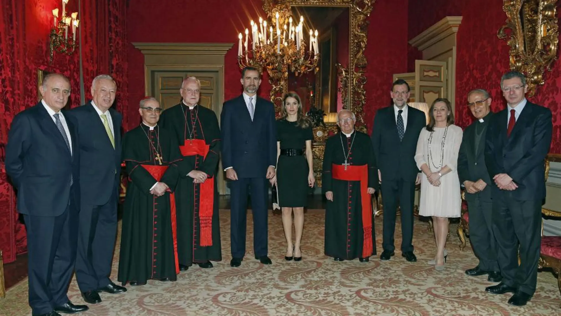 Los Príncipes de Asturias posan con el presidente del Gobierno, Mariano Rajoy (4d), su mujer, Elvira Fernández (3d) los cardenales Carlos Amigo (4i), Santos Abril (3i), Antonio Cañizares (5d) y los ministros de Justicia, Alberto Ruiz Gallardón (d); Exteriores, José Manuel García-Margallo (2i); e Interior, Jorge Fernández Díaz (i), durante la recepción celebrada en la sede de la embajada de España ante la Santa Sede