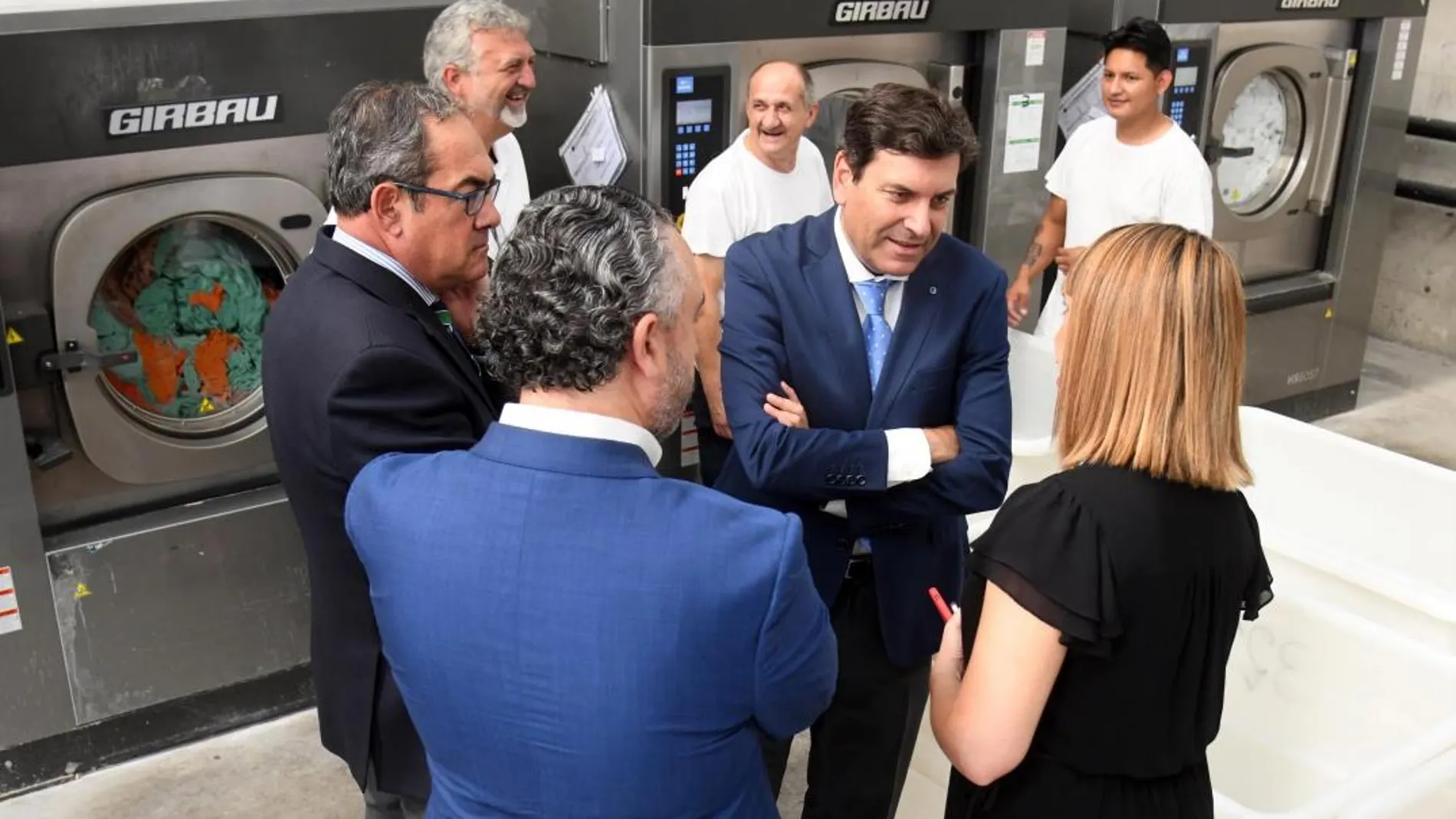 El consejero de Empleo, Carlos Fernández Carriedo, visita las empresas de inserción laboral de la Fundación Lesmes, en Burgos