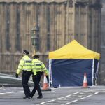 Miembros de la policía forense inspeccionan los alrededores del puente de Westminster en Londres, hoy