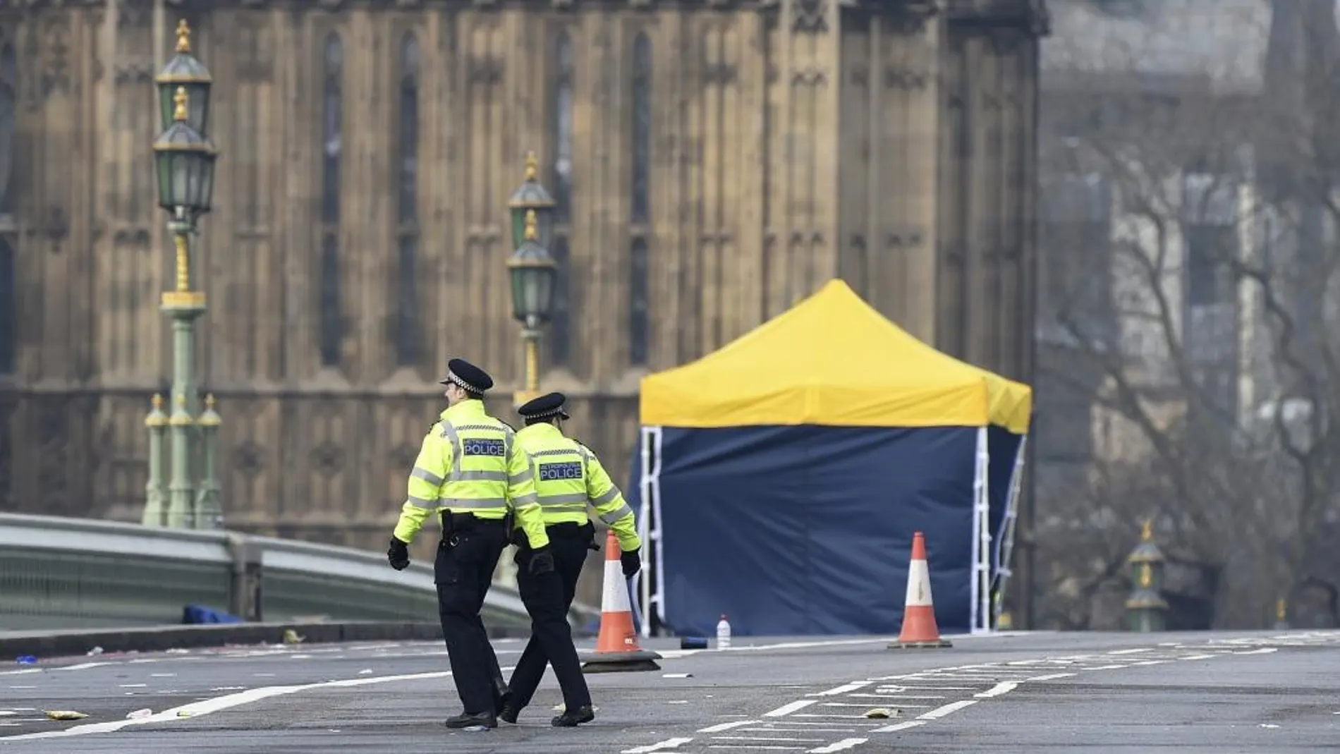 Miembros de la policía forense inspeccionan los alrededores del puente de Westminster en Londres, hoy