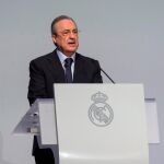 Florentino Pérez, durante el acto con los socios más veteranos