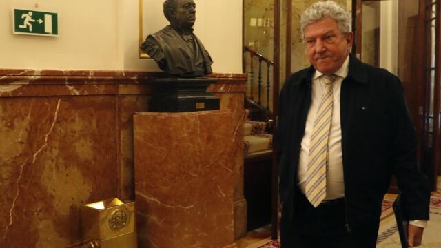 El diputado de Nueva Canarias Pedro Quevedo, a su llegada para asistir esta tarde al pleno del Congreso, hoy en Madrid
