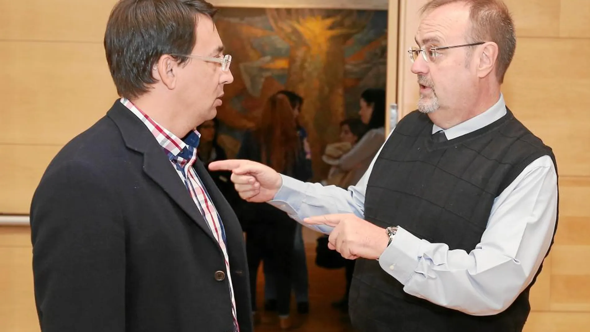 El consejero de Educación, Fernando Rey, conversa con el procurador socialista, Fernando Pablos, antes de comparecer