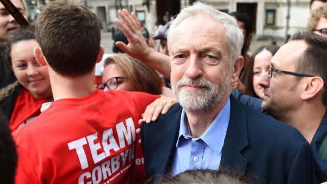Corbyn, relativamente desconocido hasta hace unos meses, ha logrado imponerse con un mensaje a los otros tres aspirantes