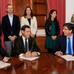 Juanma Moreno saluda a Juan Marín en presencia de varios dirigentes de sus formaciones políticas