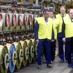 Herrera durante su visita a las instalaciones de la empresa Bekaert Burgos.