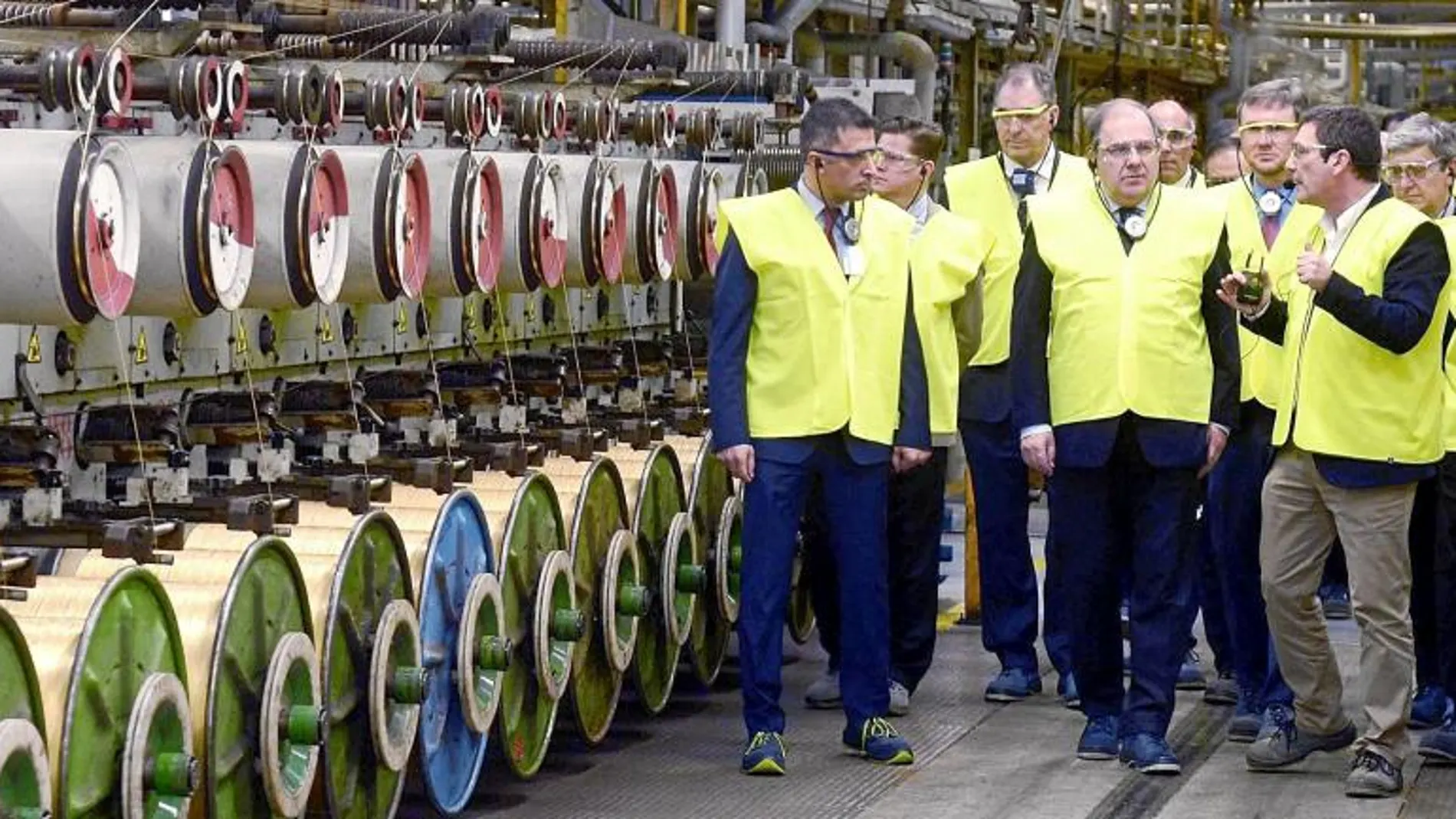 Herrera durante su visita a las instalaciones de la empresa Bekaert Burgos.