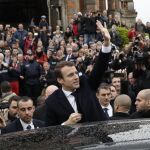 El candidato presidencial galo Emmanuel Macron saluda a los ciudadanos tras ejercer su derecho al voto