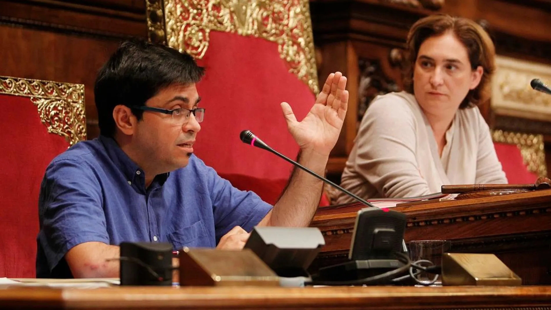 La alcaldesa de Barcelona, Ada Colau ,escucha al primer teniente de alcalde, Gerardo Pisarello /Efe