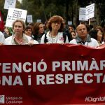 Cientos de médicos de atención primaria durante una protesta ante la sede del Institut Català de Salut (ICS)/Foto: Efe