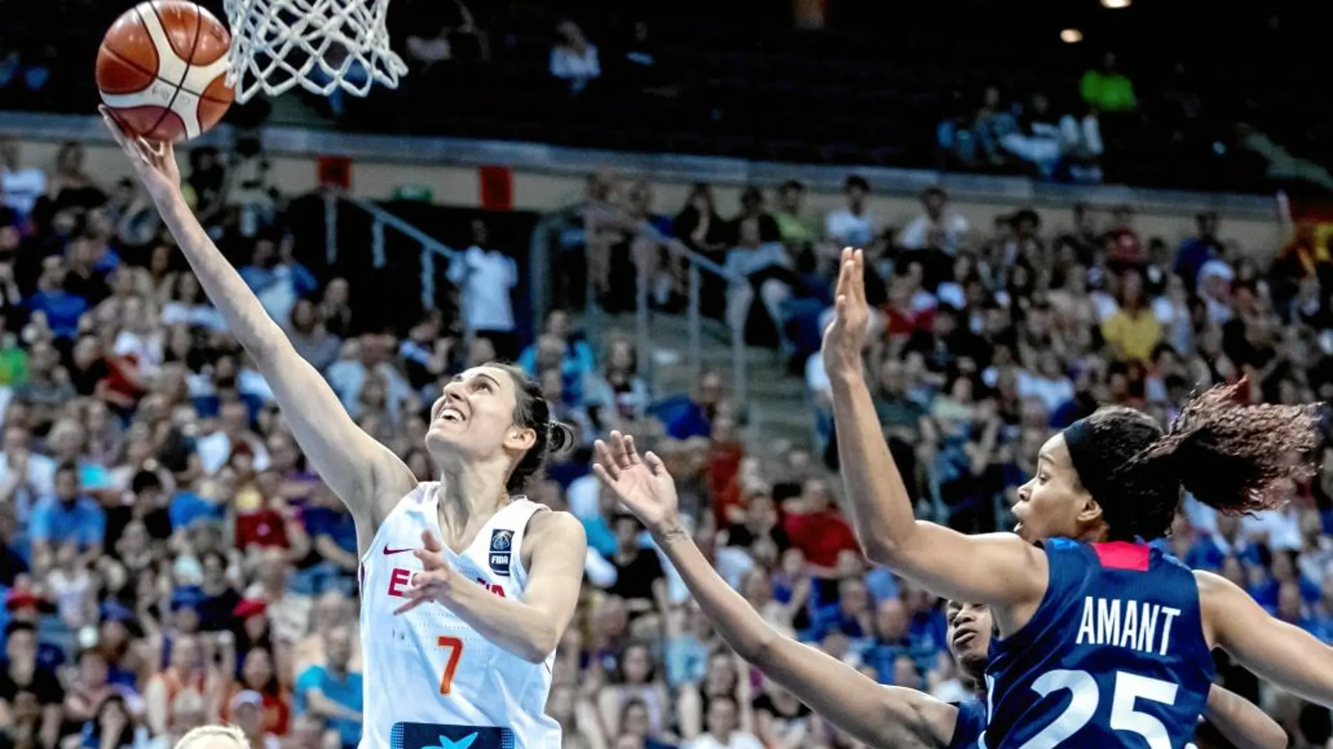 Alba Torrens, la MVP del torneo, anotó 18 puntos en la final ante Francia
