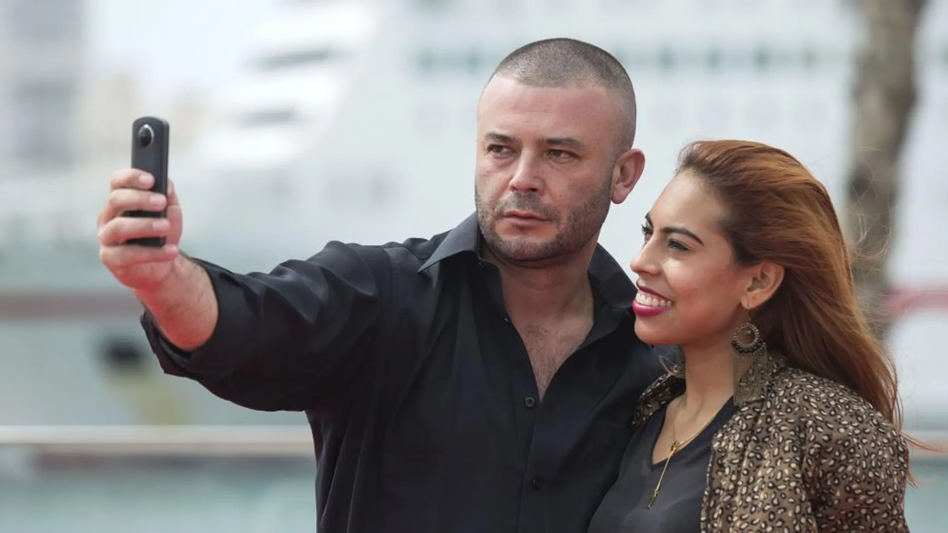 Los actores Natalia Polo y Tito Alexander Gómez, durante la presentación hoy de la película "La mujer del animal", de Víctor Gaviria,