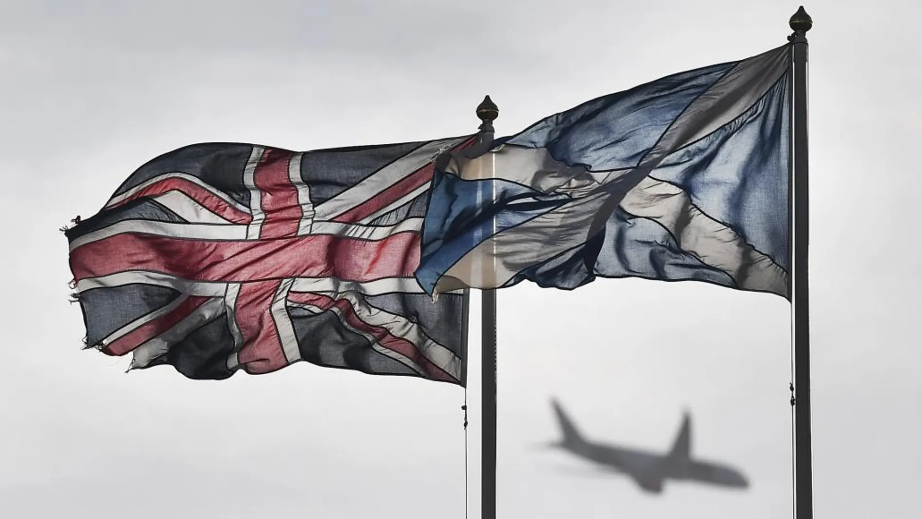 Vista de la bandera nacional del Reino Unido y la bandera de Escocia ondeando en Londres