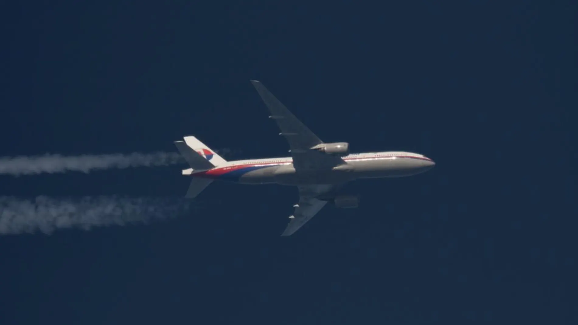 Imnagen de archivo de un Boeing 777 de Malaysia Airlines con matrícula, 9M-MRO, volando sobre Polonia
