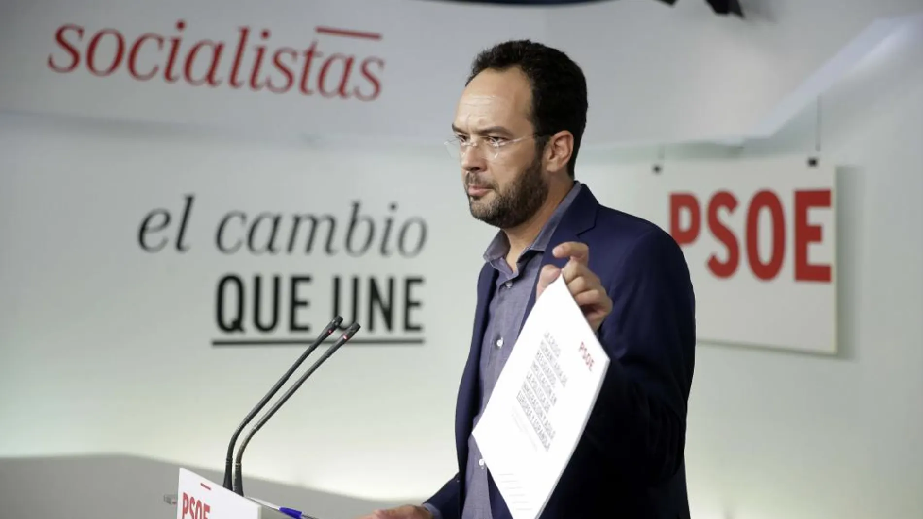 El portavoz del PSOE en el Congreso, Antonio Hernando, ha presentado hoy un documento del partido sobre la crisis humanitaria en la UE y el Mediterráneo.