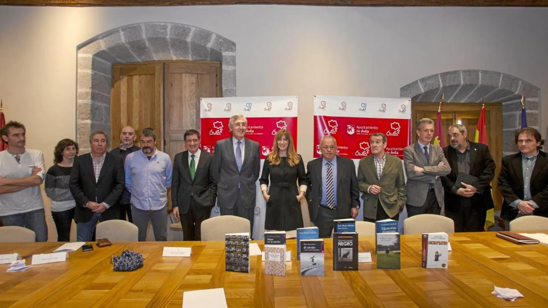 El alcalde de Ávila, José Luis Rivas; la directora de Políticas Culturales, Mar Sancho; y los miembros del jurado