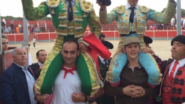 García y Conquero salen a hombros de la plaza de toros de El Vellón