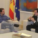 Pablo Iglesias y Mariano Rajoy posan ante los medios antes de su reunión.