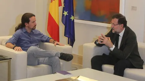 Pablo Iglesias y Mariano Rajoy posan ante los medios antes de su reunión.