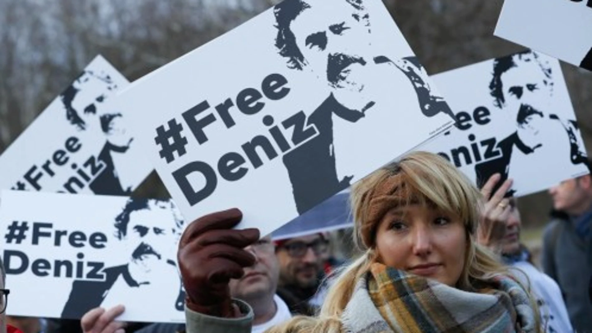 Manifestantes piden que dejen en libertad al corresponsal turco del diario alemán Die Welt, Deniz Yücel