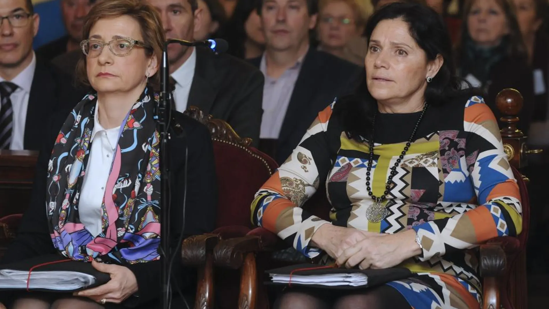 Las médicas forenses Jacoba Hernáiz (i) y Julia Martín (d), durante su declaración en la decimoquinta jornada del juicio por del crimen de la presidenta de la Diputación de León, Isabel Carrasco.