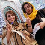 Dos mujeres muestran sus huellas tras votar para las elecciones presidenciales en Teherán (Irán)