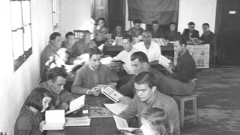 Refugiados republicanos españoles en la biblioteca de «Villa Don Quijote» de Toulouse, antiguo campo de Récébédou, 29 de octubre de 1945. Foto: Enrique Tapia (Fundación Pablo Iglesias)