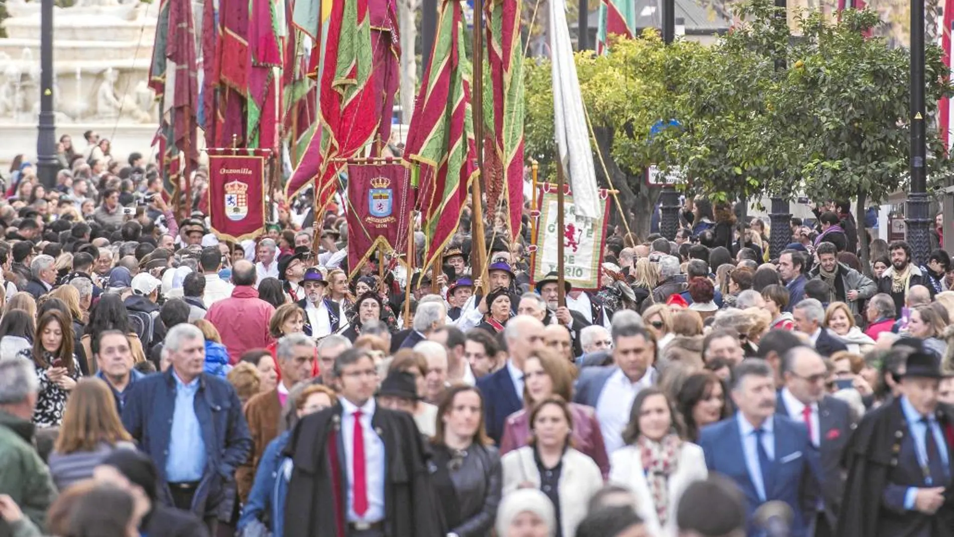 Desfile de pendones de León, ayer por las calles de Sevilla