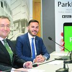 El concejal de Seguridad y Movilidad del Ayuntamiento de León, Fernando Salguero, junto al director general de Parkman España, Enrique Aguilar, durante la presentación de la aplicación