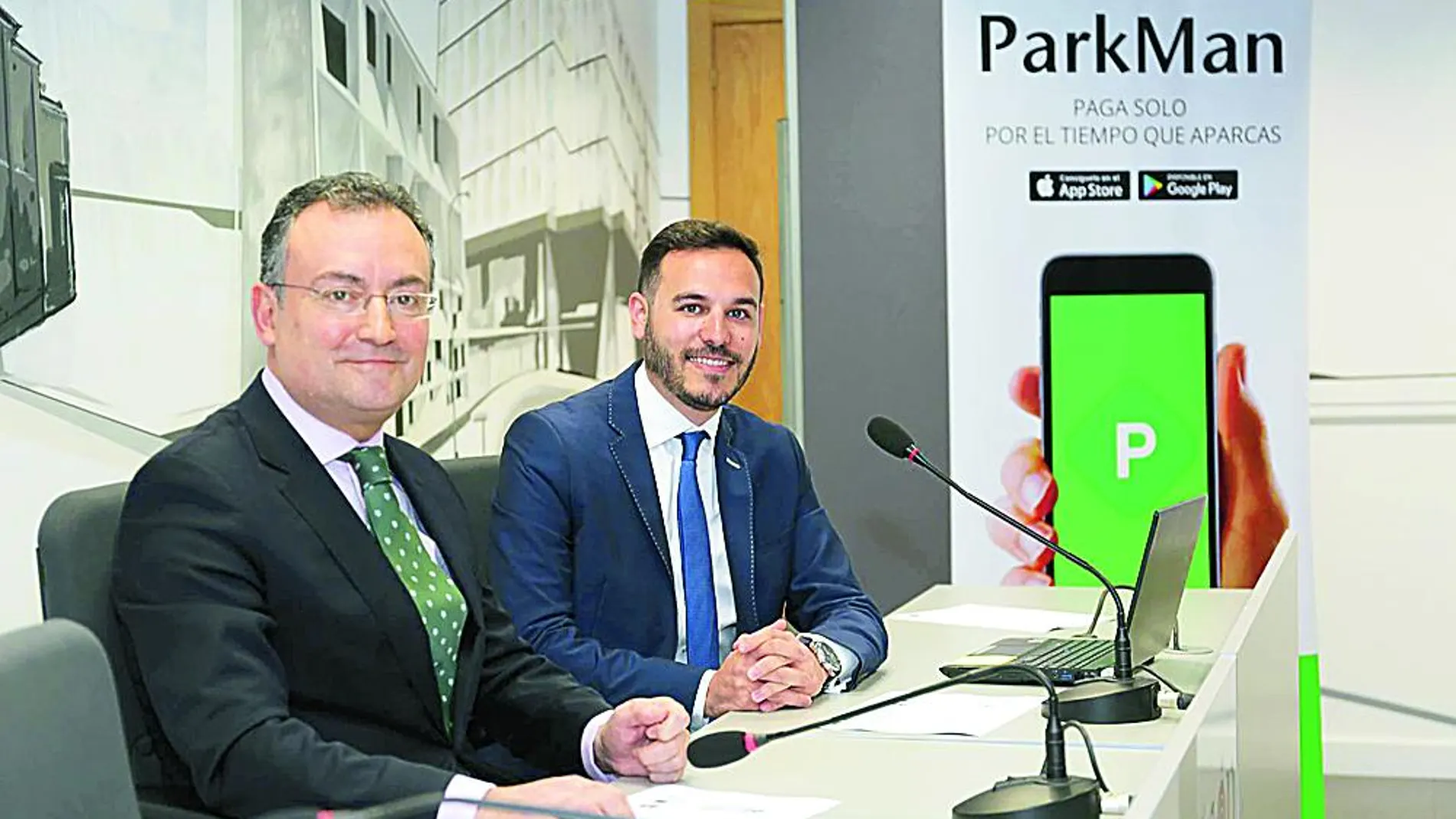 El concejal de Seguridad y Movilidad del Ayuntamiento de León, Fernando Salguero, junto al director general de Parkman España, Enrique Aguilar, durante la presentación de la aplicación