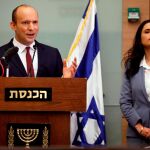 El ministro israelí de Educación, Naftali Benet, y la ministra de Justicia, Ayelet Shaked, anuncian que mantienen su apoyo a Netanyahu, esta mañana