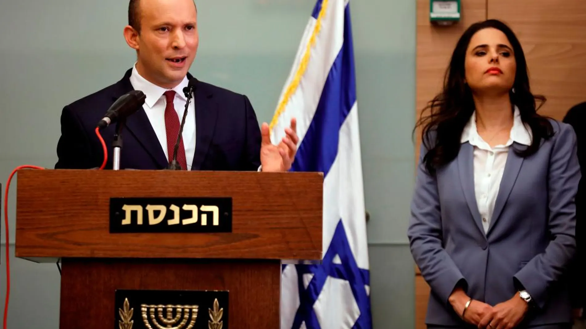 El ministro israelí de Educación, Naftali Benet, y la ministra de Justicia, Ayelet Shaked, anuncian que mantienen su apoyo a Netanyahu, esta mañana