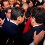 Juanma Moreno recibe felicitaciones tras ser nombrado presidente de la Junta, entre ellas la del juez Serrano, de Vox / Foto: Manuel Olmedo