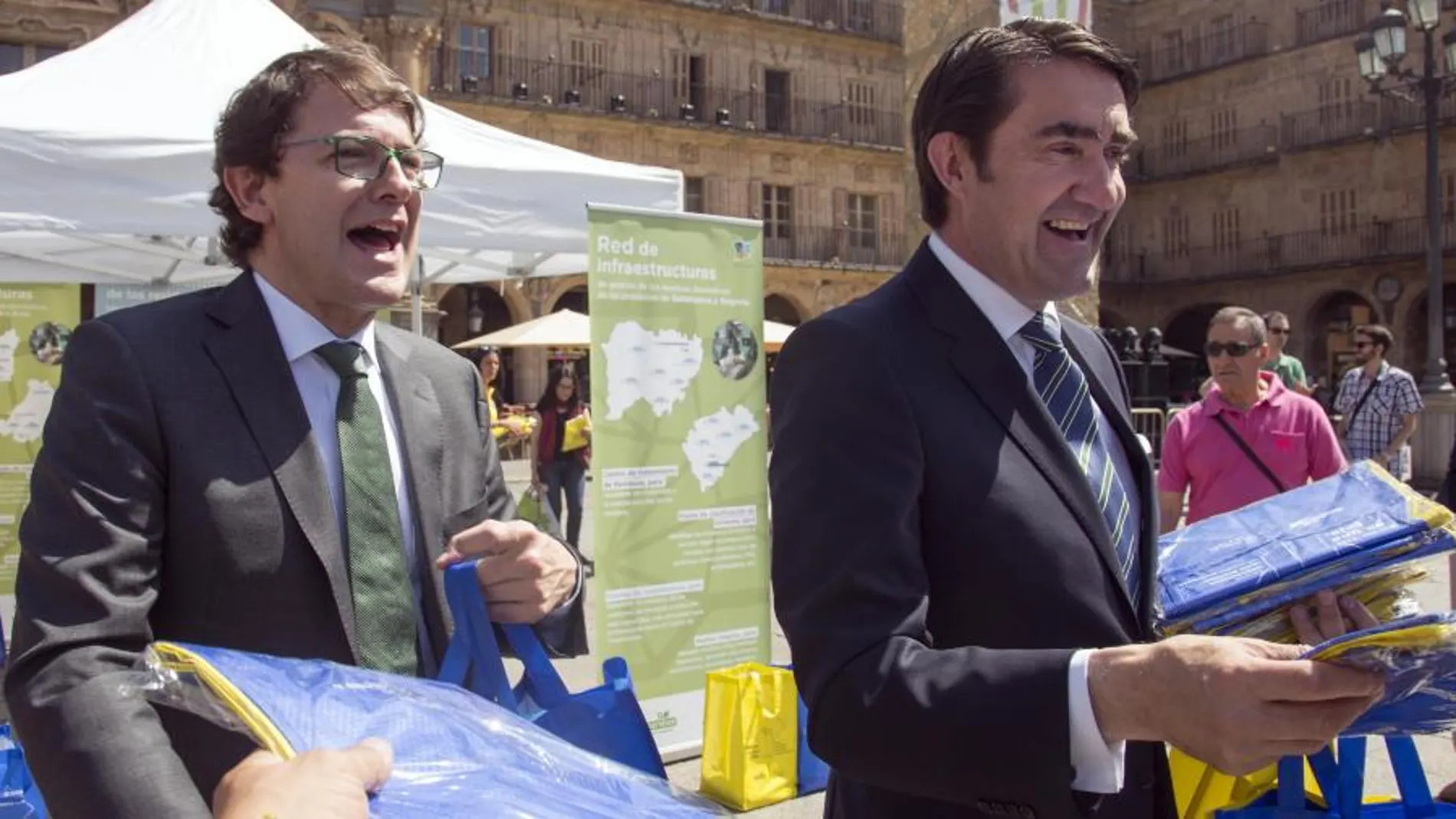 El consejero Juan Carlos Suárez-Quiñones y el alcalde de Salamanca, Alfonso Fernández Mañueco, entregan bolsas de reciclaje