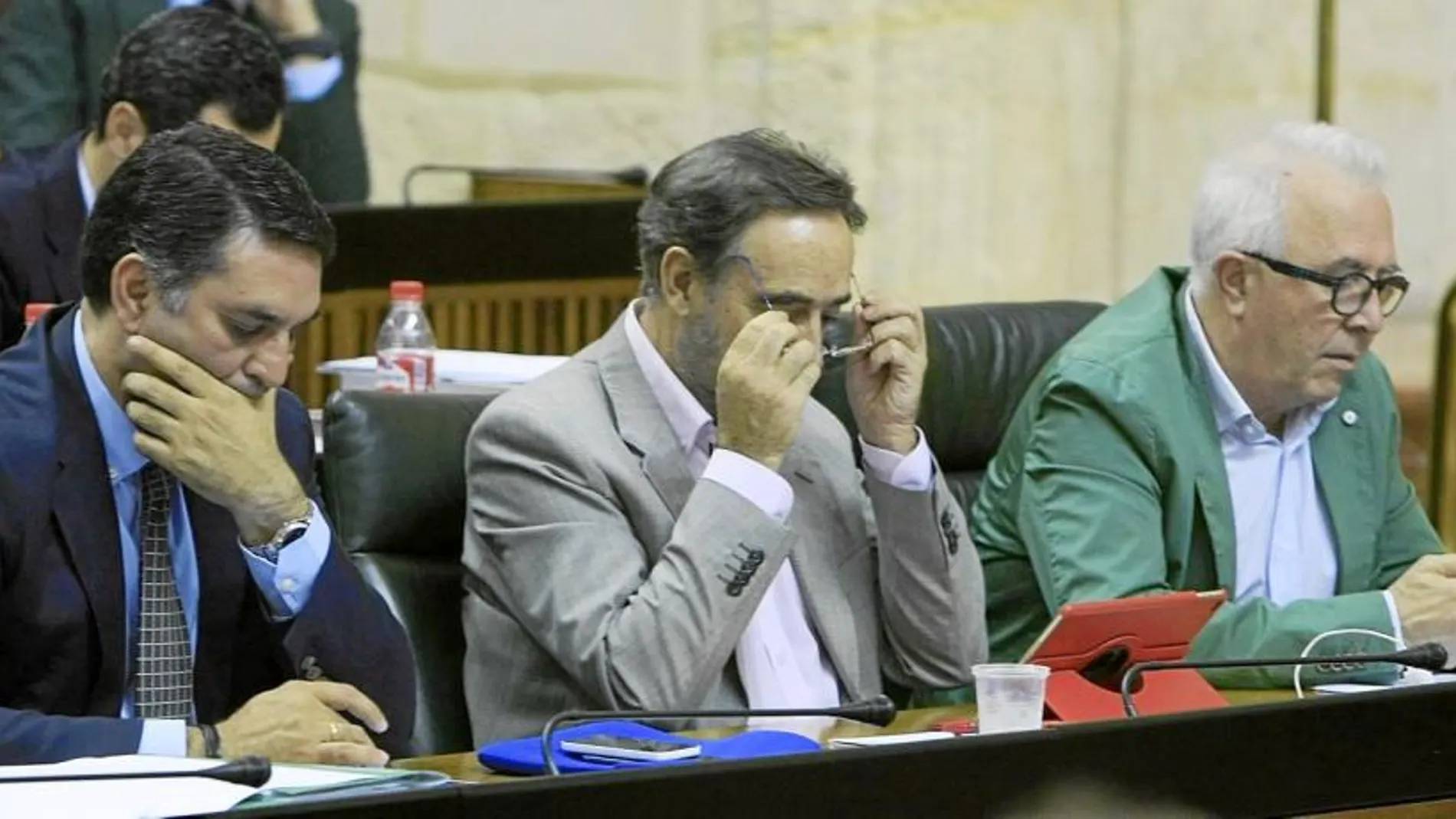 El consejero José Sánchez Maldonado, a la derecha, durante un Pleno en el Parlamento de Andalucía