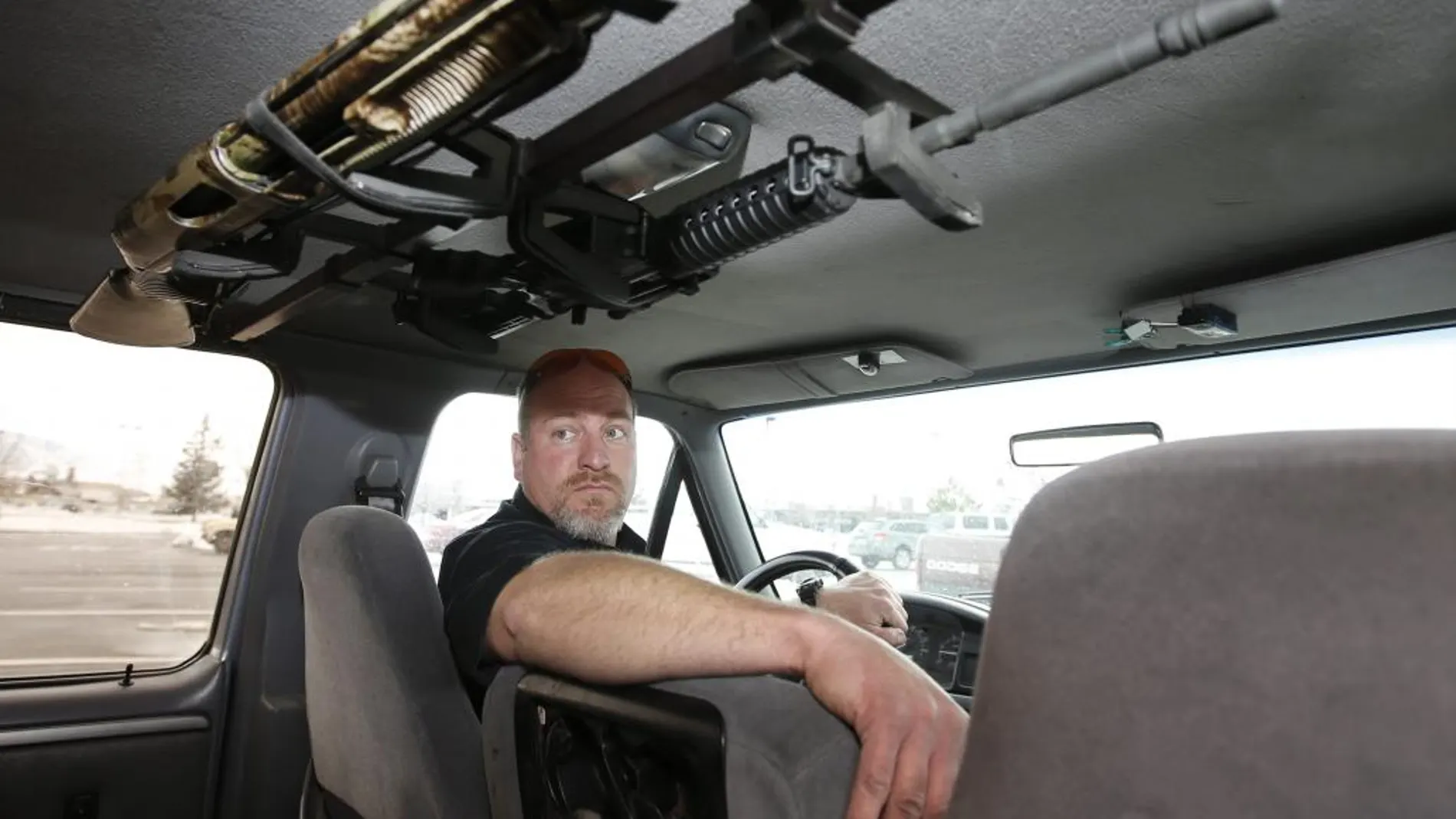 Un hombre con un arma dentro de su vehículo en Springville, Utah (Estados Unidos)