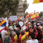 Concentración frente al parque de la Ciutadella de Barcelona para mostrar su apoyo a la mujer que el pasado día 25 fue cuando retiraba lazos amarillos/Foto: Efe