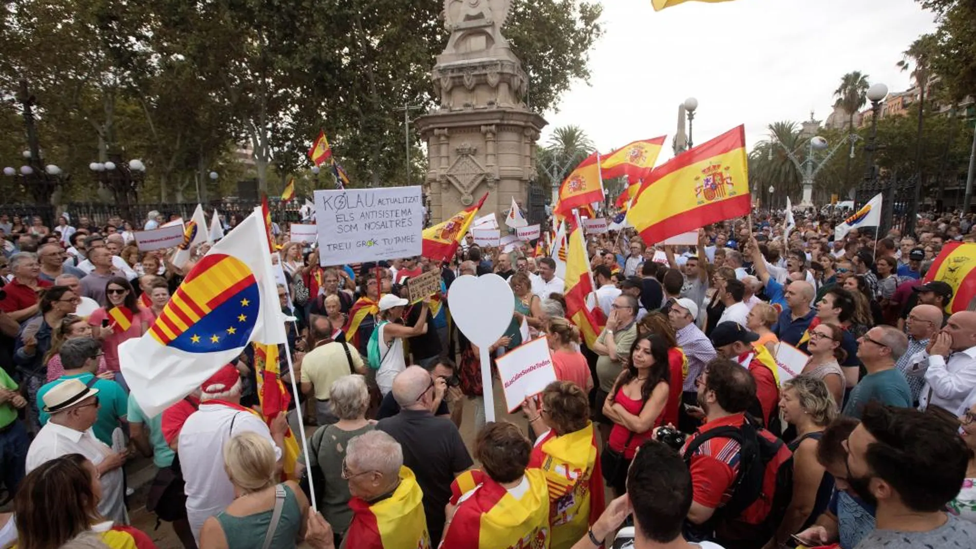 Concentración frente al parque de la Ciutadella de Barcelona para mostrar su apoyo a la mujer que el pasado día 25 fue cuando retiraba lazos amarillos/Foto: Efe