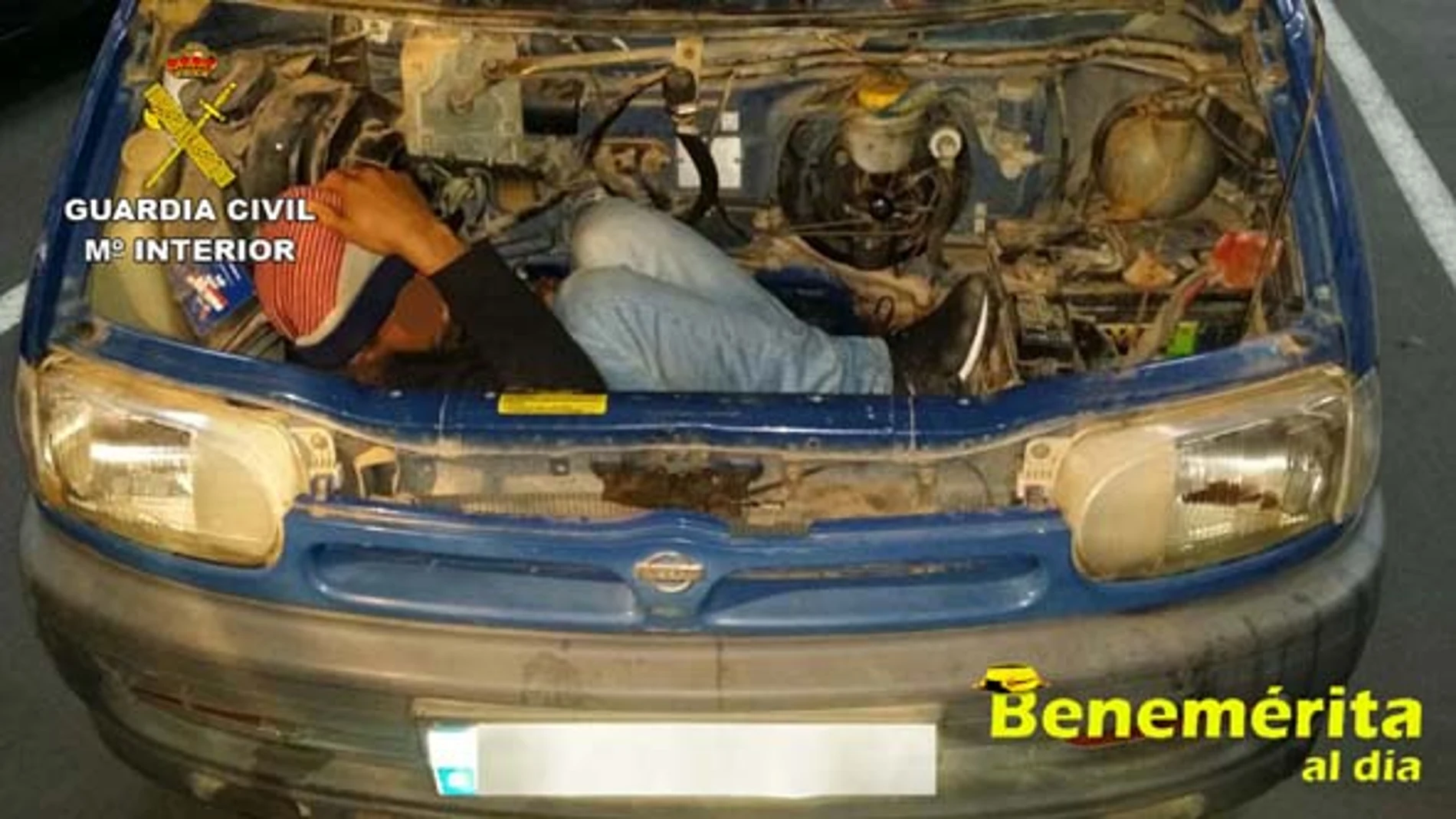 Imagen de un inmigrante localizado en el interior de un vehículo el pasado 10 de enero