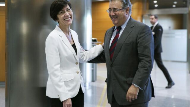 GRA523. VITORIA, 14/06/2017.- El ministro del Interior, Juan Ignacio Zoido, y la consejera vasca de Seguridad, Estefanía Beltrán de Heredia, momentos antes de celebrar la Junta de Seguridad hoy en Vitoria, en la que han abordado cuestiones vinculadas con el papel de la Ertzaintza en Europa y en el Centro de Inteligencia contra el Terrorismo y el Crimen Organizado (CITCO). EFE/David Aguilar