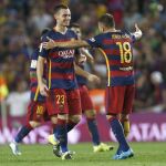 El defensa belga del FC Barcelona Thomas Vermaelen (i) celebra su gol con Jordi Alba, durante el partido