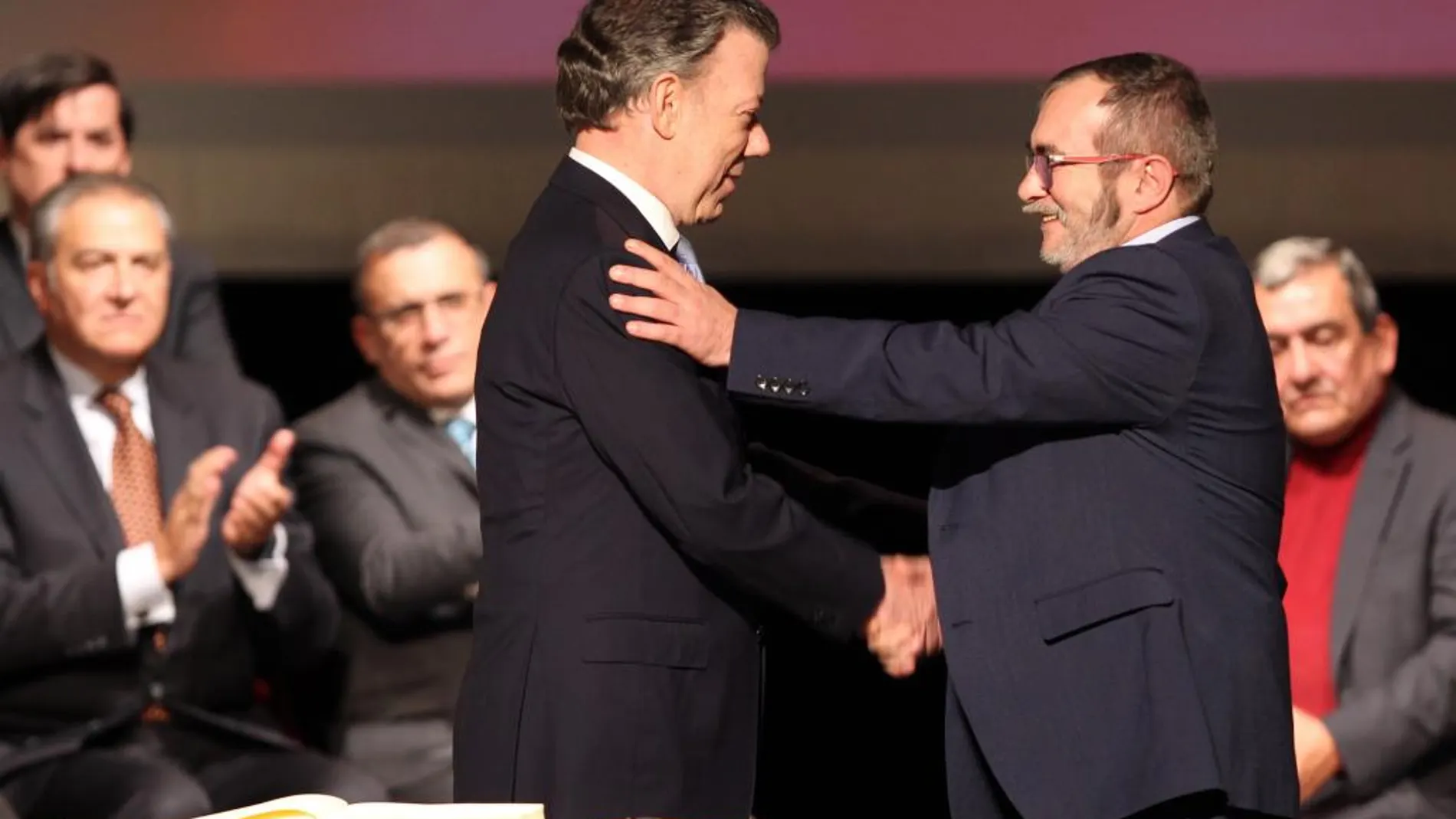Juan Manuel Santos y Rodrigo Londoño Echeverry, alias "Timochenko", se felicitan luego de firmar el nuevo acuerdo de paz