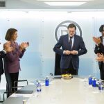 El Comité de Dirección del PP ha recibido a Rajoy con una tarta de cumpleaños