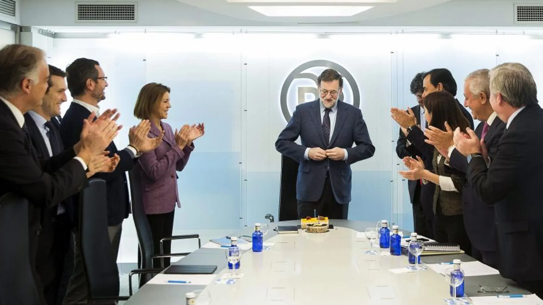 El Comité de Dirección del PP ha recibido a Rajoy con una tarta de cumpleaños