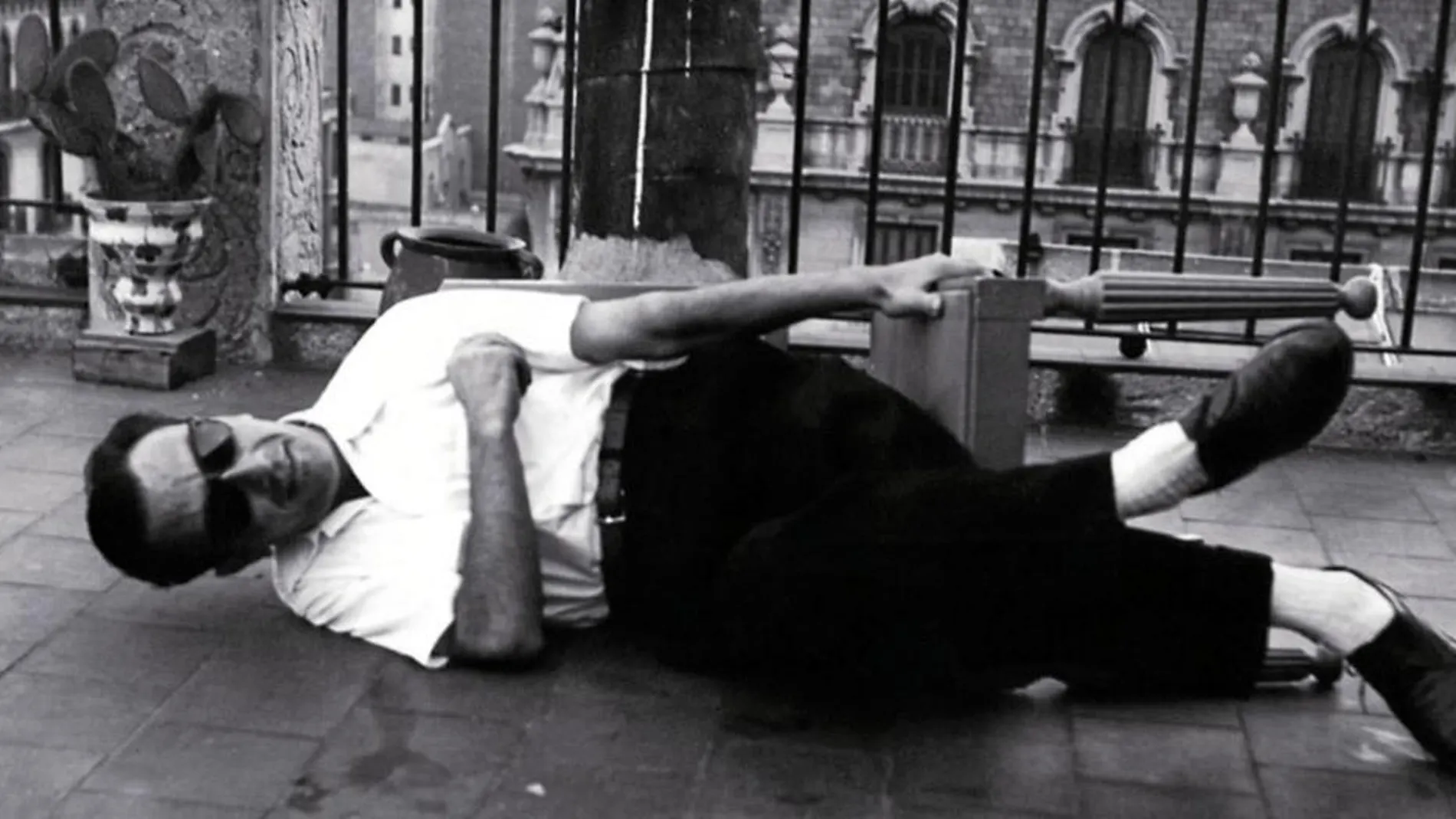 Joan Brossa, en una icónica imagen de los años 60