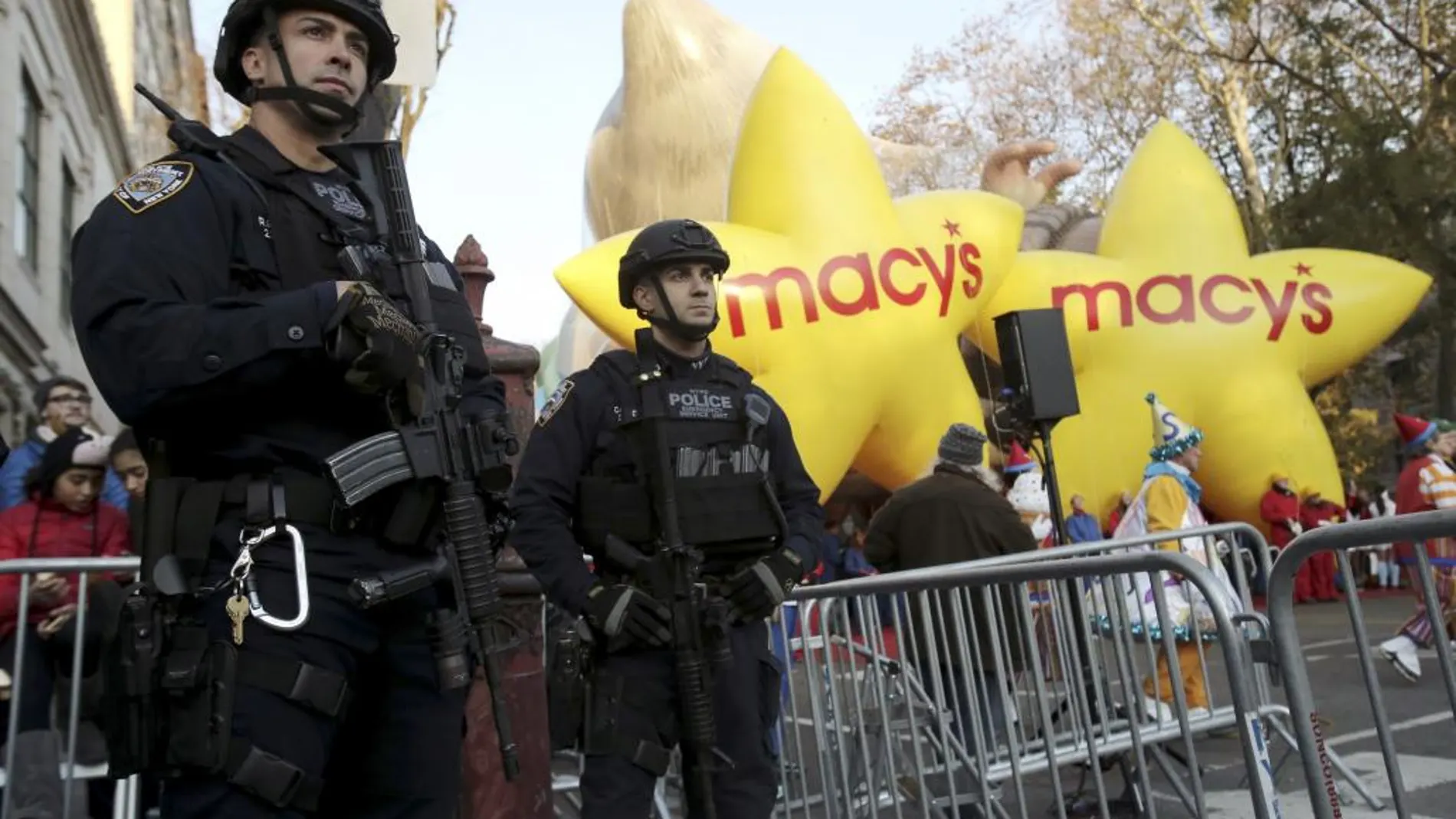 Agentes de la Policía de Nueva York en la puerta de los almacenes Macy's