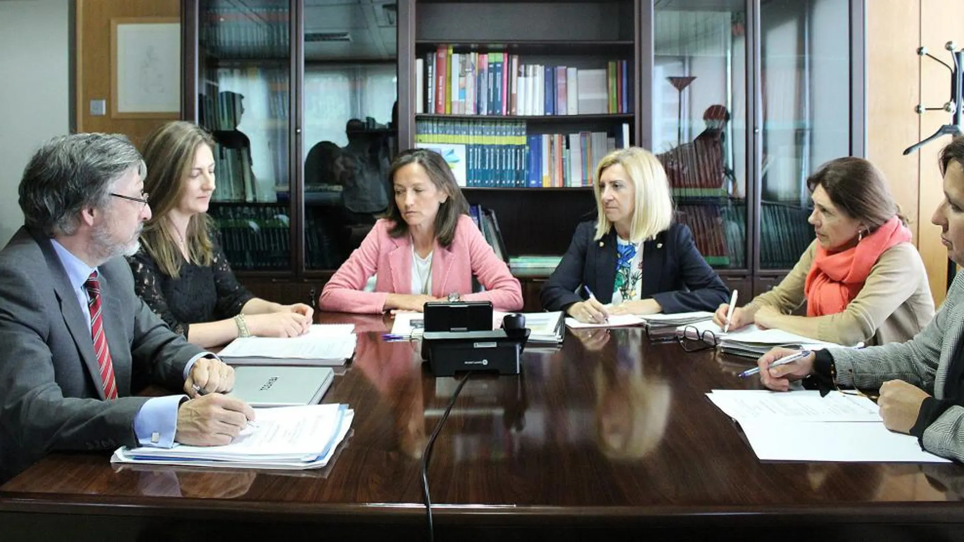 Reunión entre la viceconsejera de Ordenación del Territorio, María de Diego, con su homóloga lusa, Esther da Silva